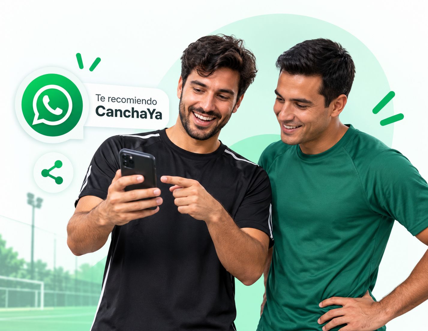Dos amigos compartiendo CanchaYa por WhatsApp